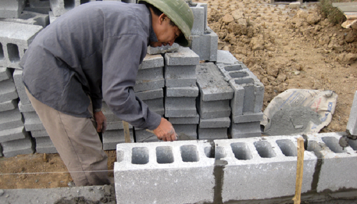 Tiếp theo tiến hành trát vữa xây gạch nhẹ lên viên gạch của hàng thứ 2 theo chiều dài