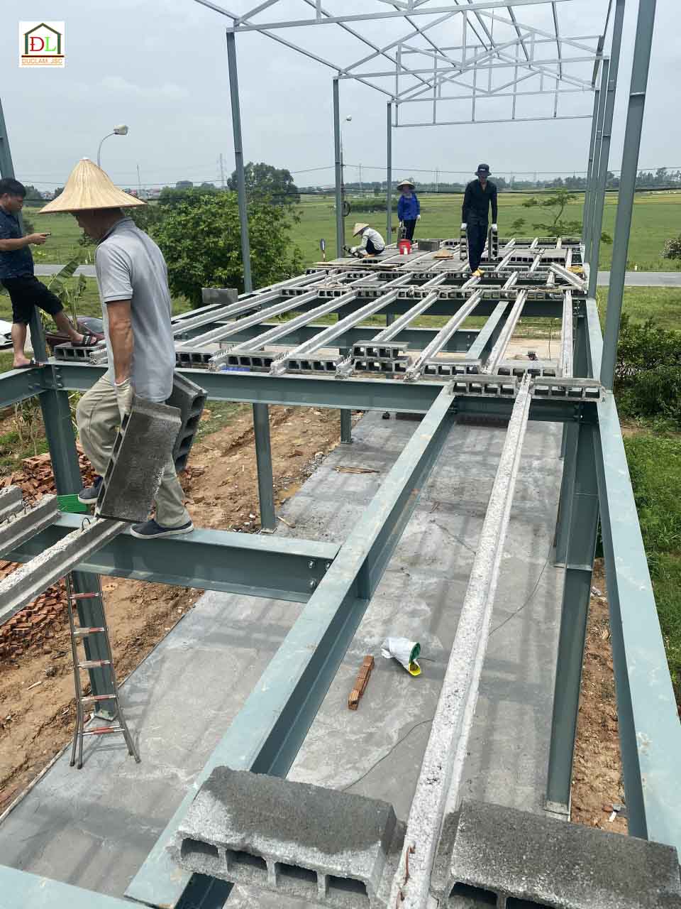 Thi công công trình nhà khung thép