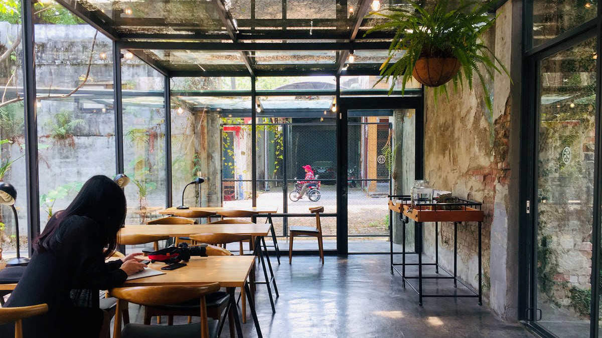 Quán cà phê khung thép không chỉ có ưu điểm là giúp chủ đầu tư tiết kiệm chi phí mà quy trình thi công cũng khá đơn giản